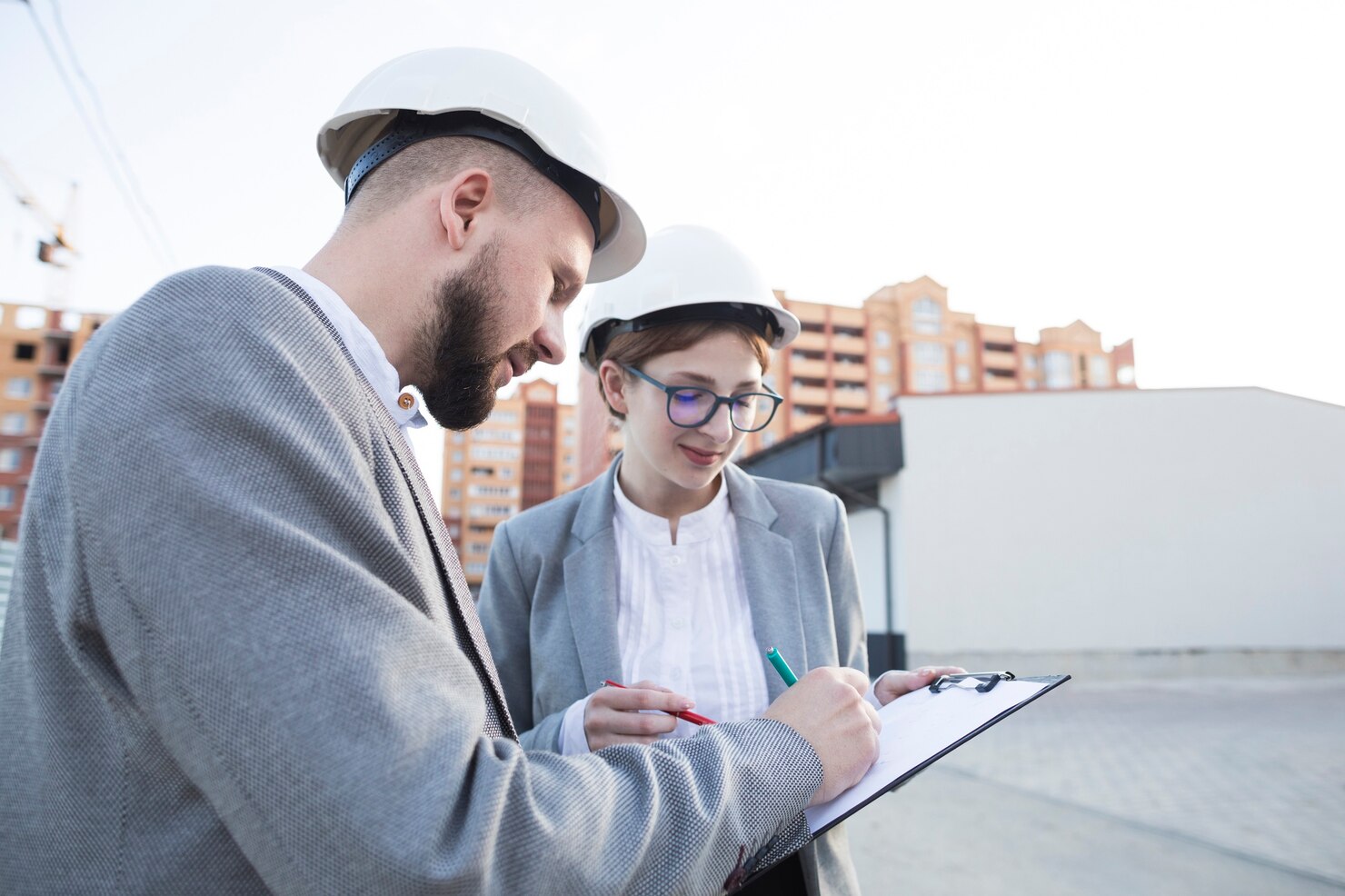 primer plano dos arquitectos trabajando juntos sitio construccion